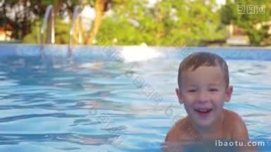 小男孩独自在户外游泳池游泳，有趣的孩子享受暑假